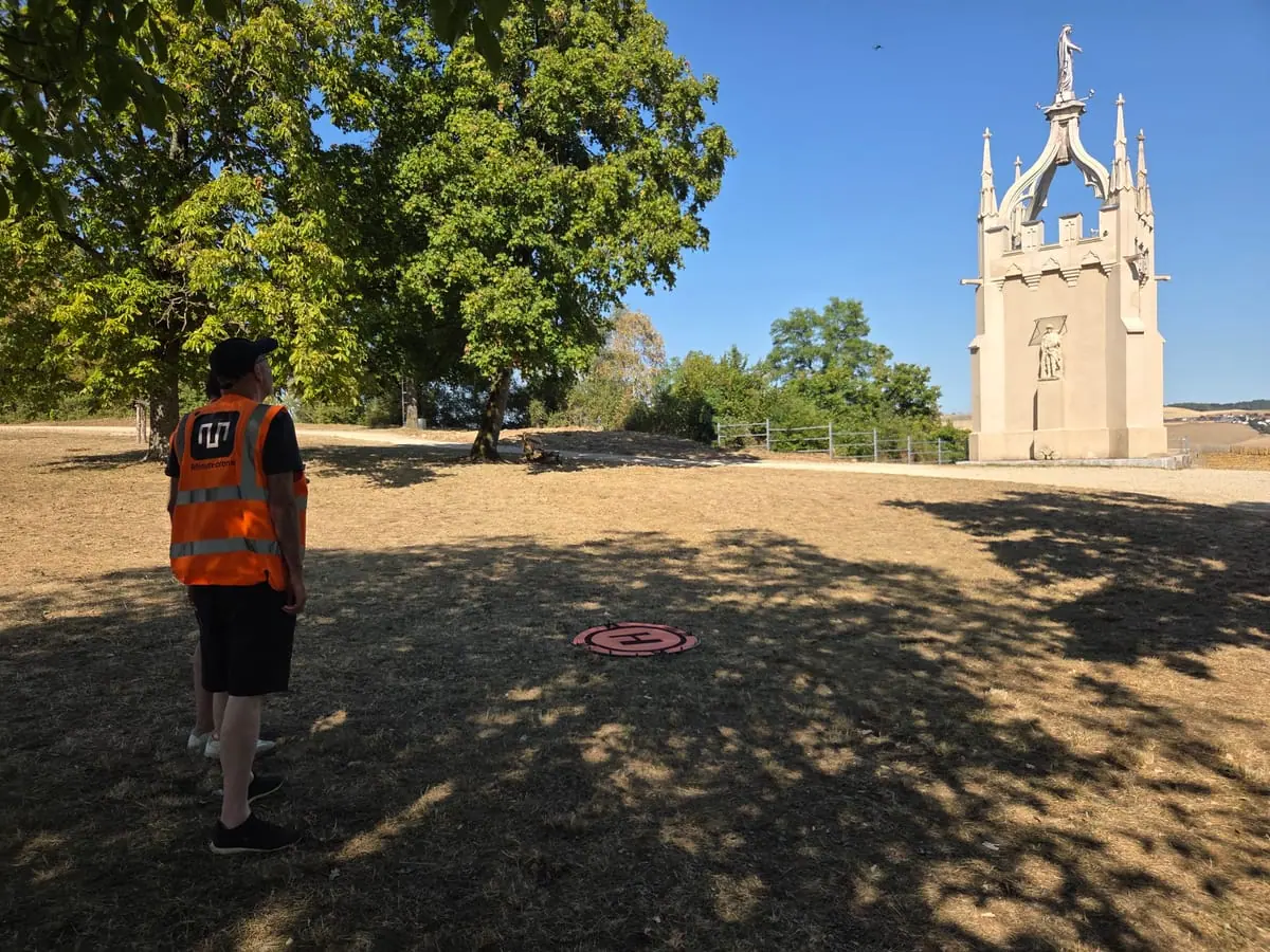 Stagiaires observant un vol près d’un monument
